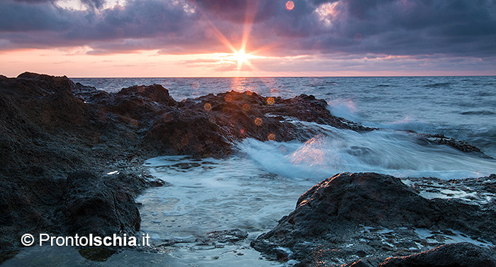 A mare tra le rocce della costa nord-occidentale dell'isola d'Ischia.