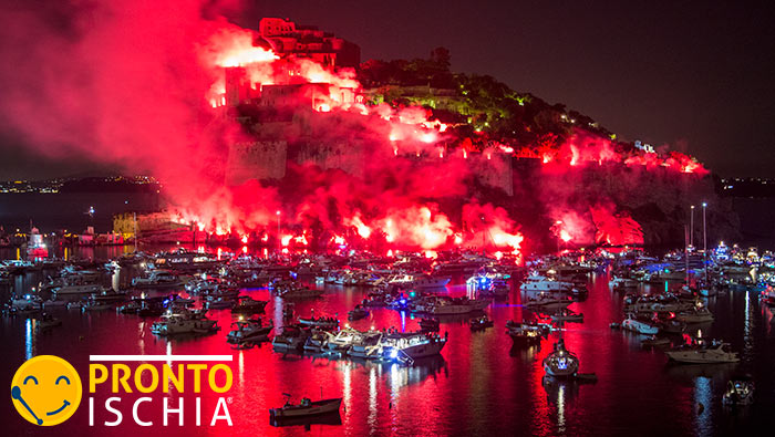 L'antica tradizione della sfilata delle barche ai piedi del Castello Aragonese